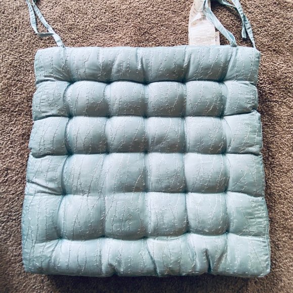 Pier 1 CHAIR SEAT CUSHION SET OF 2 TUFTED w TIES AS IS - Picture 4 of 5